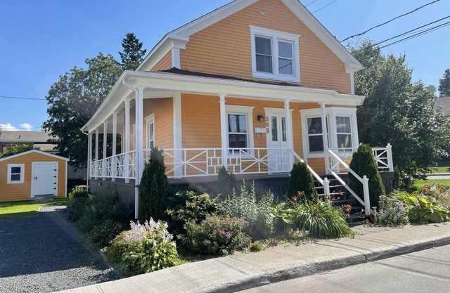 Maison Ancestrale Avec Magnifique Terrasse au Centre-ville de Matane