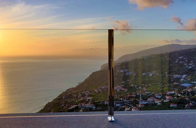 Maison Blanche mit Panoramablick auf das Meer, die Berge und das Dorf