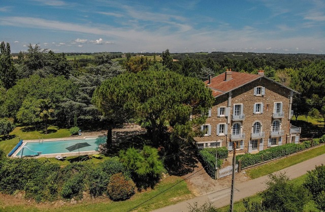 Maison Bourgeoise with swimming pool and park in the Gers