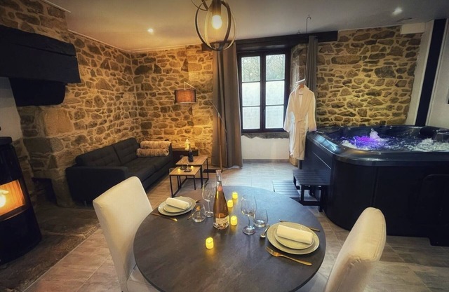 Maison de Campagne Avec spa Privatif, Table de Massage. Détente à Deux Assurée
