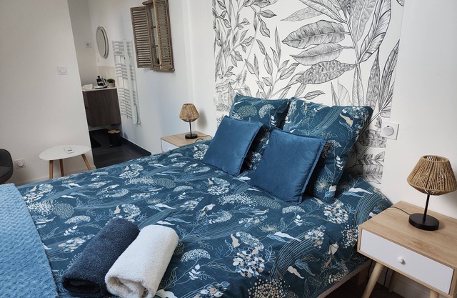 Maison de Famille-Apartment-Modern-Ensuite Bad-Blick auf den Hof