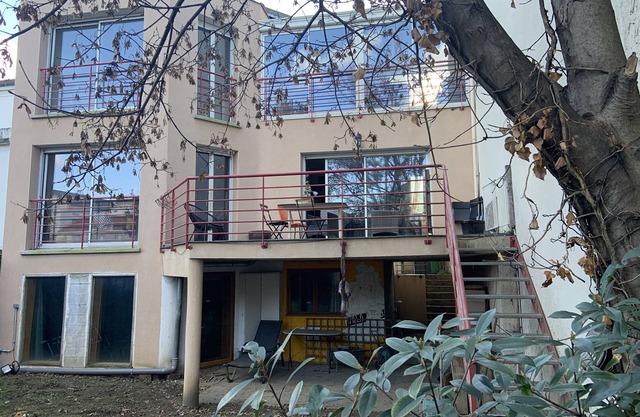 Maison de Trois Étages Avec Jardin Pour 10 Personnes à une Station de Paris !