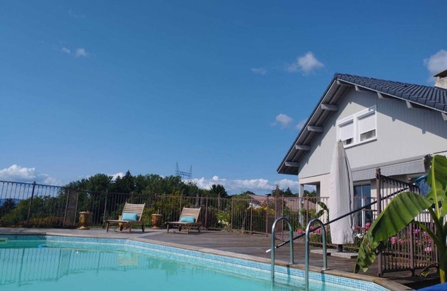 Maison Familiale en Haute-savoie Avec Piscine et Petits Équipements de Fitness
