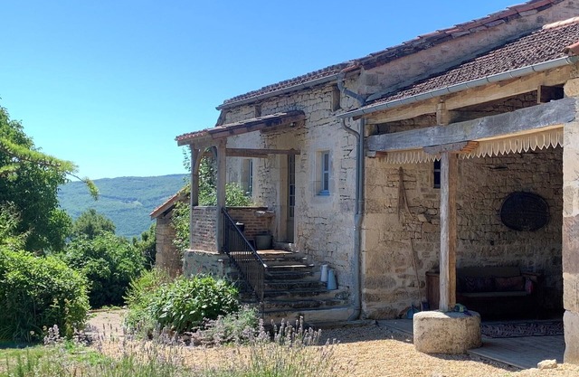 Maison D’Artist, 5 minutes from St Antonin Noble Val with Swimming River & Pools