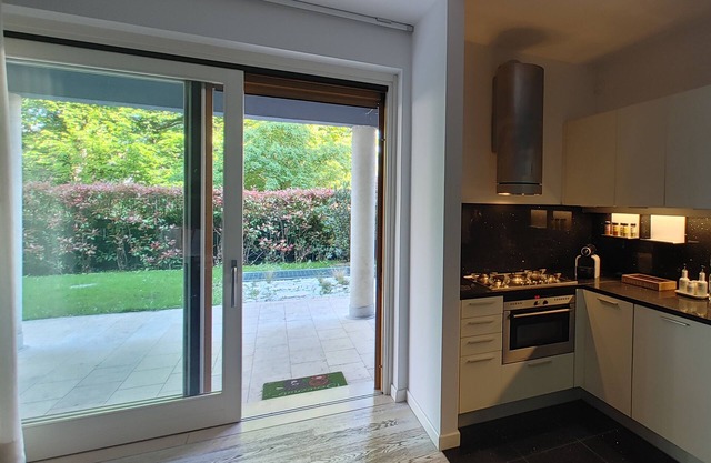 Maison Grace, apartment with large private garden porch and free garage