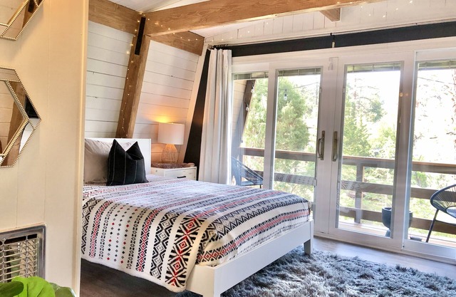 Maison Solange Boho Modern Cabin in Moonridge w/ hot tub, Near resorts golf zoo