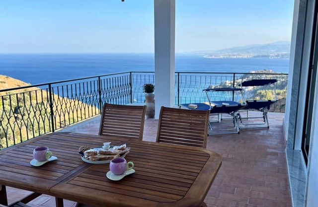 Maison Stalettì, between sky, sea, and prickly pears