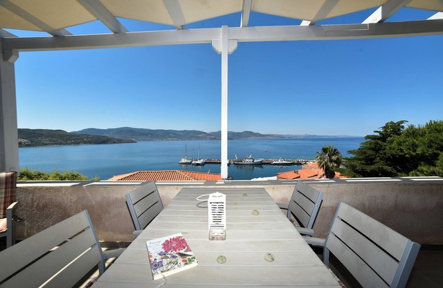 Ein geräumiges 2-Level-2-Schlafzimmer Ort-Home mit herrlichem Blick auf das Ägäische Meer