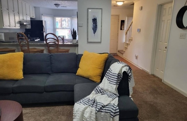 The Majestic Cozy Blue Townhouse Sleeps 6