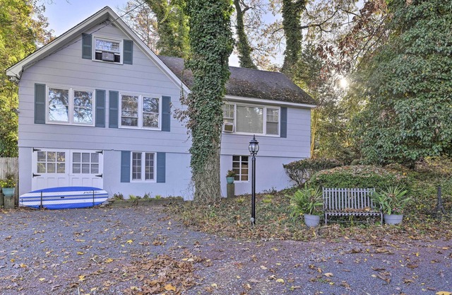 NEW! Vivid Escape on Long Island - Walk to Beach!