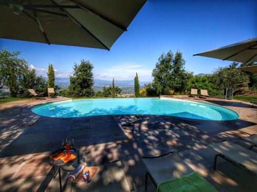 Majestic Farmhouse in Loro Ciuffenna with Pool
