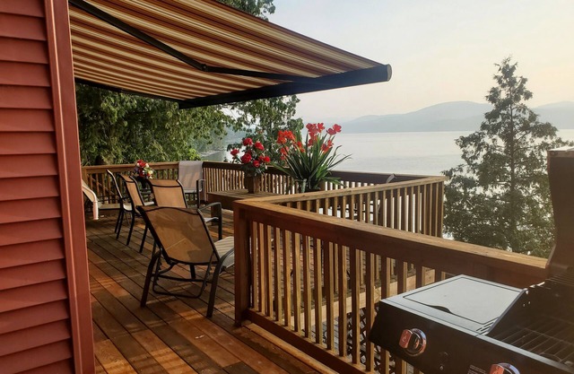 Majestic Lake Champlain Family Home- Pvt Beach, Dock, Sonnenuntergänge, Entspannung und Spaß!