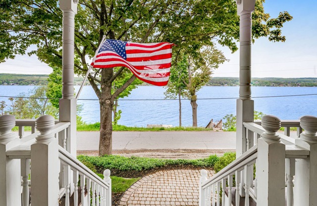 Majestic lakefront home with game room & fireplace -2 dogs welcome