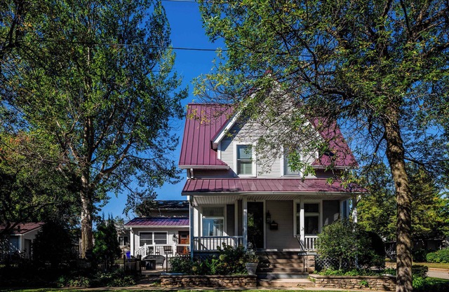 Majestic Mansion on State - Sleeps 13