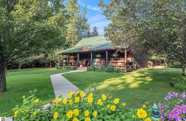 Majestic Maple Escapes | Hot Tub | Fireplace | Deck | Large Yard