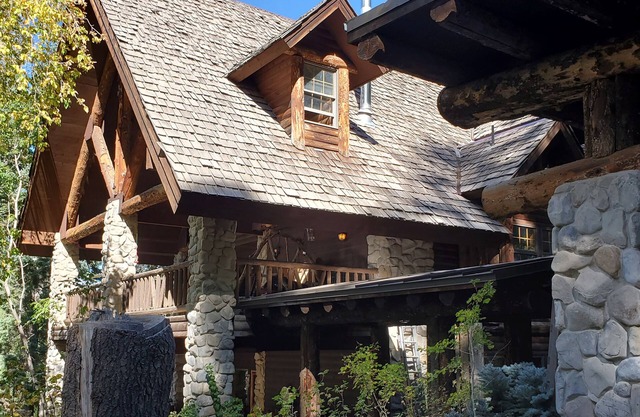 Majestic Mountain Cabin Retreat. Ski in ski out. Sleeps 14