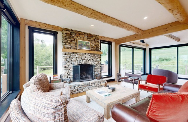 Majestic mountain escape, 4BR, stunning views, hot tub, fireplace, BBQ, w&d
