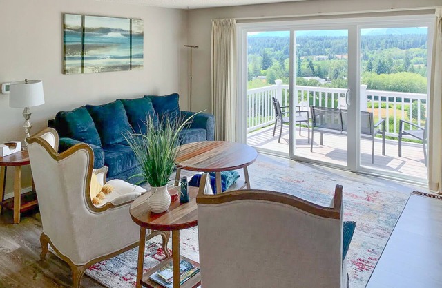 Majestic mountain view dog-friendly home with patio and fireplace