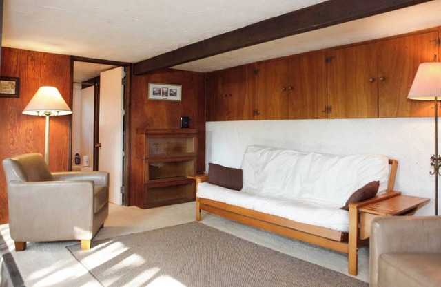 Majestic peaceful country views -One bedroom guesthouse w/ WiFi in Santa Barbara
