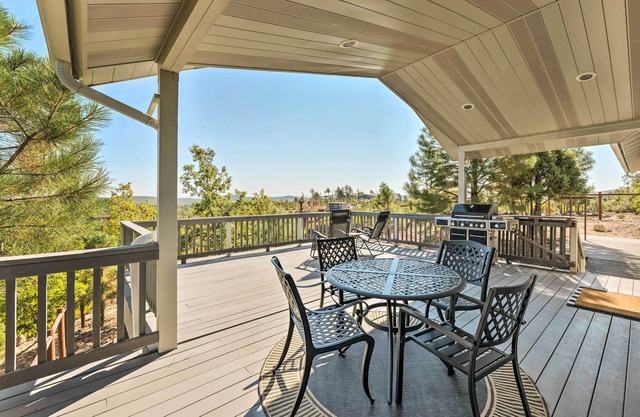 Fireplace, Deck & Grill: Show Low Haven