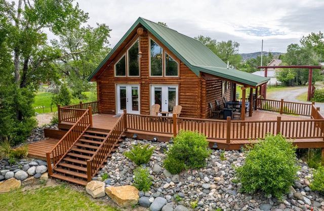 Majestic Wyoming Landscape. Riverfront log cabin. Relax in or explore out!