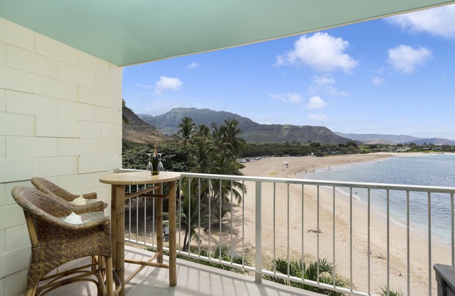 Makaha Shores Beach Front Ocean View Studio W/ AC