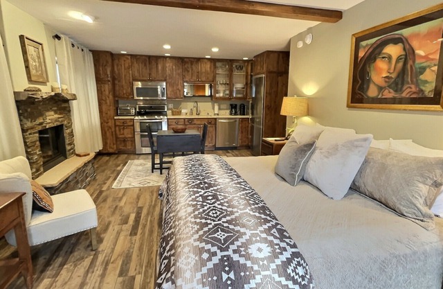 Make it Easy in a Well Stocked Lift-View Condo