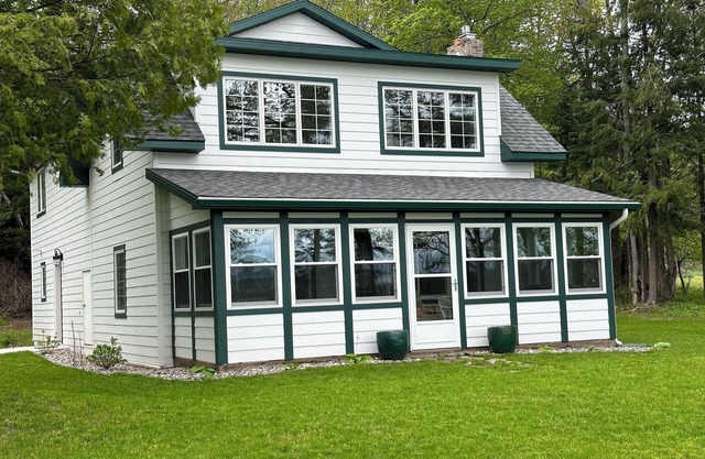Make Memories at this charming Cottage at AuTrain Lake! Near Pictured Rocks!
