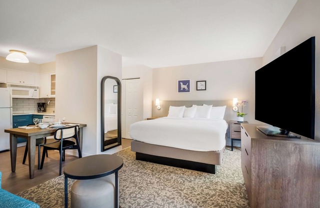 Make Your Trip More Enjoyable! Heated Outdoor Pool, Pets Are Welcome!