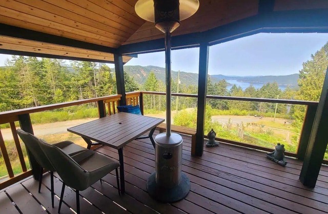 Malahat Ocean View Oasis- Hot tub, Firepit, BBQ- Cozy getaway close to town