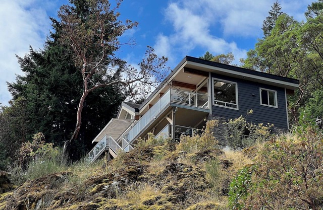 Malahat unique waterfront three bedrooms villa
