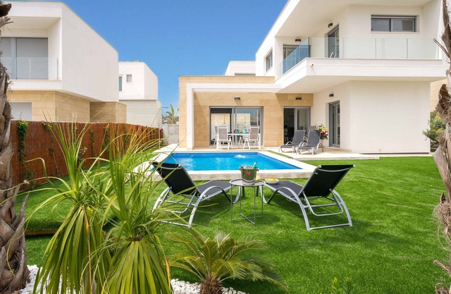 Maldiva Zeitgenössische Villa mit privatem beheiztem Pool in Golf Torrevieja