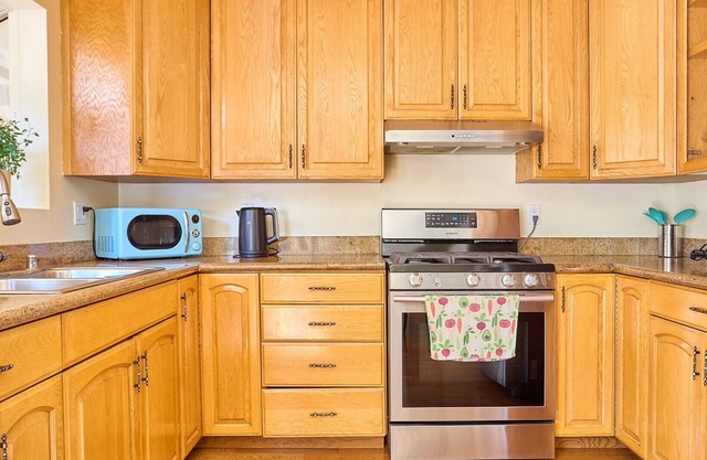 Malibu Nature Retreat - Stylish 2BR Minutes from the Beach