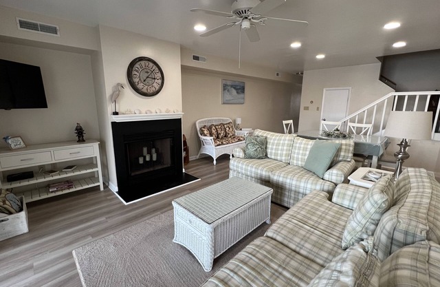 Mallard Lakes Waterfront Beach Condo in Fenwick Island with Two Pools