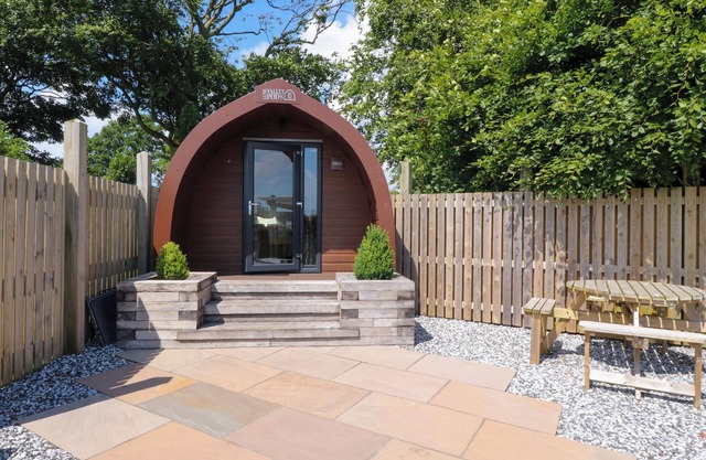 MALLARD VIEW, romantic, character holiday cottage in Lancaster