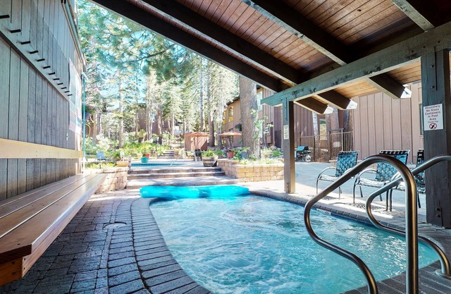 Mammoth Estates 125 Chic Mountain condo, Private Washer Dryer, Walk to The Village, Gondola by RedAwning