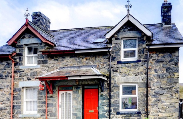 Im Dorf Betws-y-Coed befindet sich eine Doppelhaushälfte Manoros in günstiger Lage im Sn