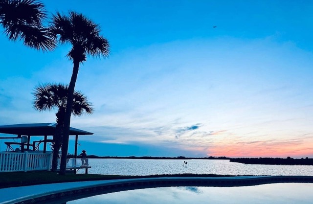 Manatee By The Bay Su