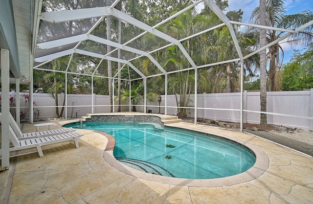 Manatee Cottage: Poolside Paradise Near Anna Maria – Sleeps 8 in Style