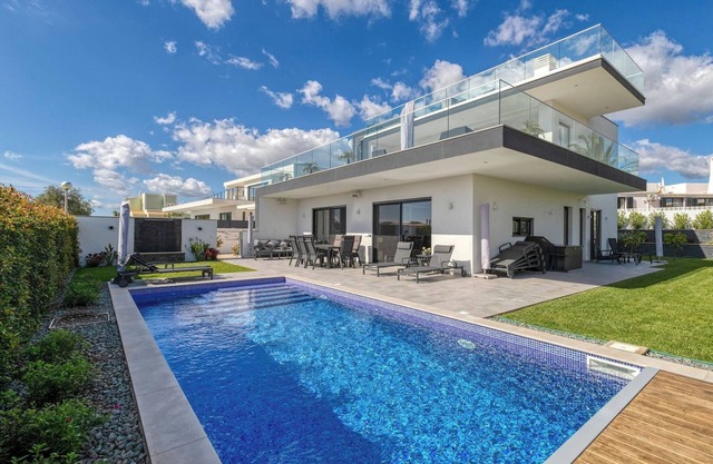 Manatee Modern & Luxurious villa