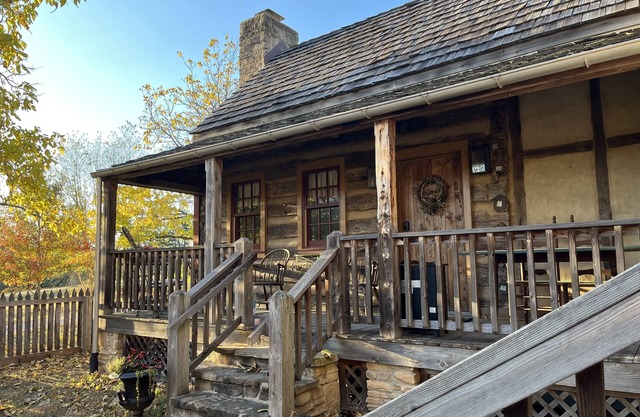Mandolin Ridge Farm—Log Cabin Luxe! Pet Friendly. Livestock Guard Dogs Onsite.