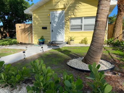 Mango Beach Retreat 3 Bedroom Fenced Backyard Patio Grill Firepit