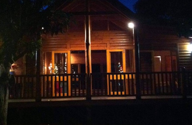 Mango Cottage Magnetic Island sleeps 6