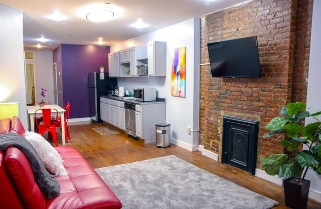 Manhattan Chic 1 Schlafzimmer Apartment mit privatem Garten