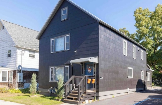 MANHATTAN MODERN: Large 3 bed, Fenced yard-Parking