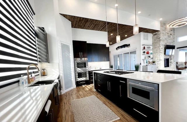 Manila Lot 7 · King bed, high end, new home, hot tub, steam room