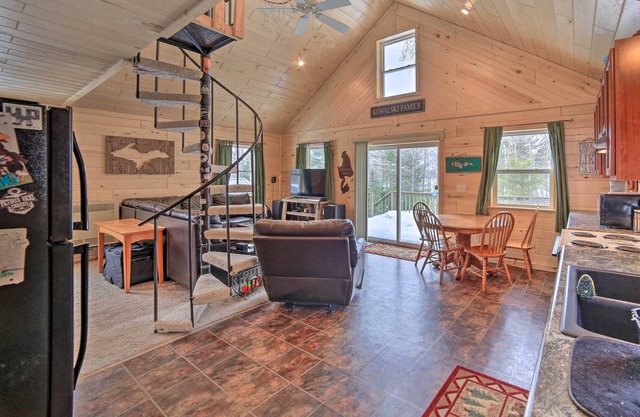 Manistique Cabin w/Grill - Near Thunder Lake