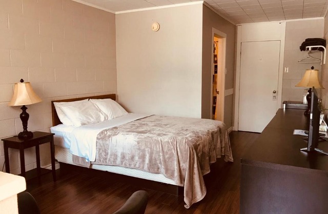 Manitou Motor Inn