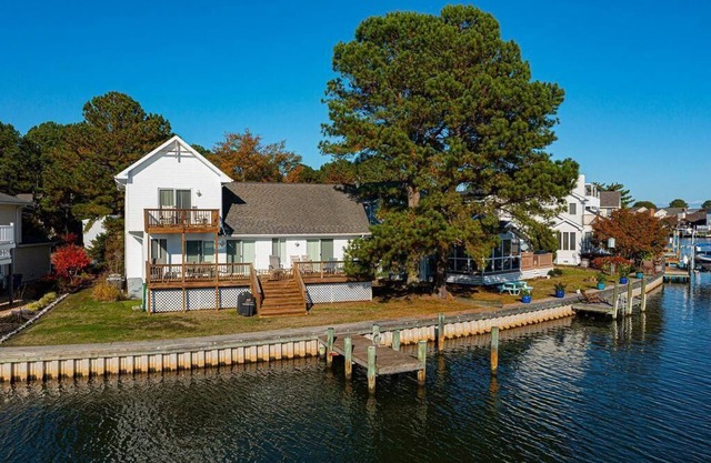 Manklin Creek Retreat-Waterfront,3 Bedrooms, 2.5 Bathrooms, Sleeps 8, Non Group Rental