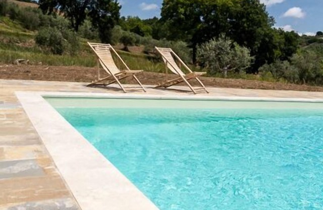 Herrenhaus mit privatem Pool, umgeben von Grün